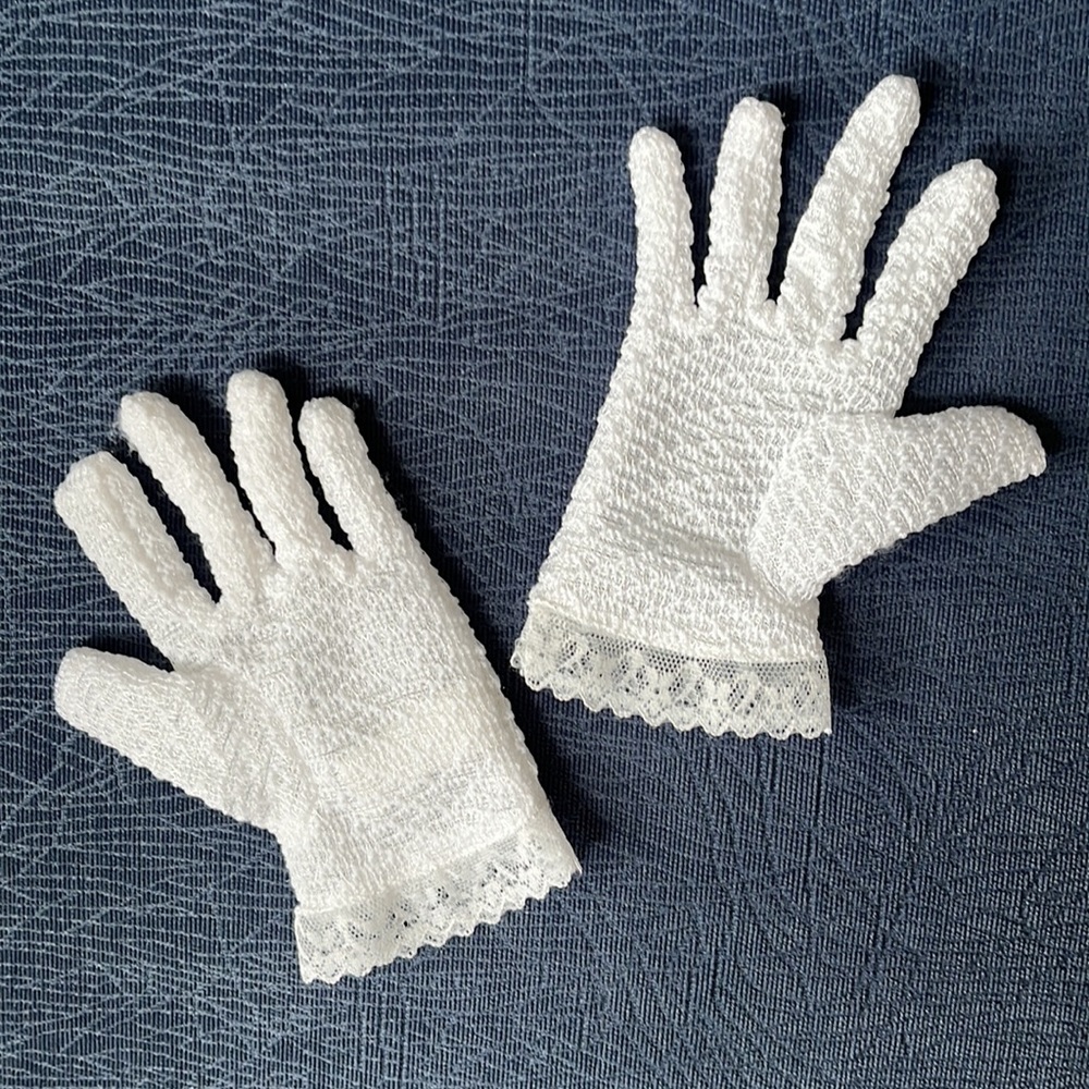 Girls’ White Gloves